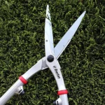 Darlac Expert Pro Shear in use, showcasing sharp blades cutting through hedge foliage with precision and ease.